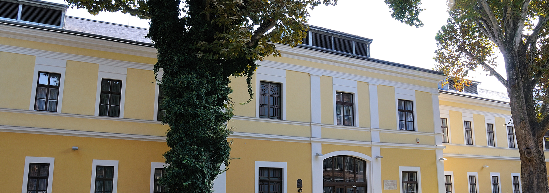 <h2>Városháza, Nyíregyháza</h2><p><p>A város főterének, a Kossuth térnek egyik legmeghatározóbb, árkádos bejáratú, reneszánsz hangulatú, eklektikus műemlék épülete, homlokzatának két szélén egy-egy Justitia-szoborral.</p>
<p>A belső udvart tervezte: Gáva Attila</p></p>