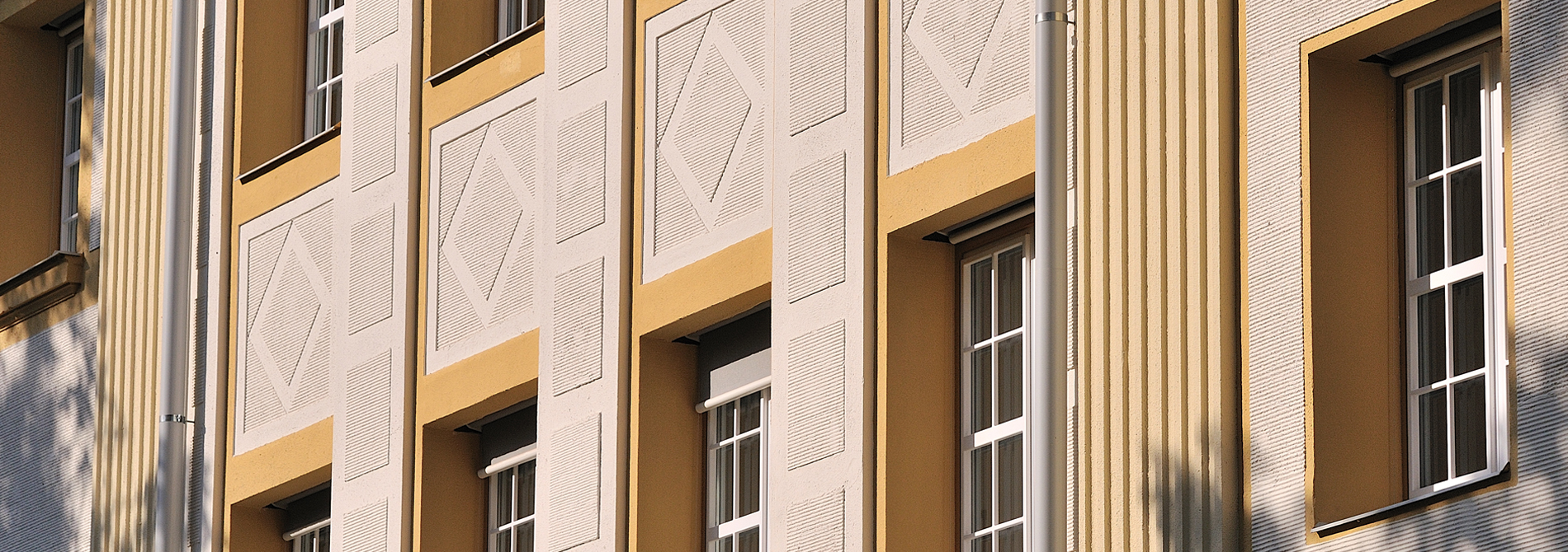 <h2>Debreceni Egyetem Orvos- és Egészségtudományi Centrum, Nemzetközi Oktatási Központ, Debrecen</h2><p><p>Egy régi kollégiumi épület felújításának és modern technikával való felszerelésének köszönhetően 15 szemináriumi teremmel és az oktatást szolgáló szervezeti egységek új irodáival gyarapodott az egyetem.</p>
<p>A felújítást tervezte: Kasuba János</p></p>